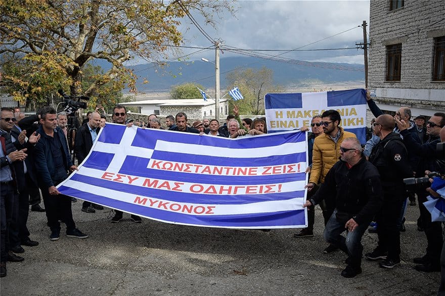 Κηδεία Κατσίφα: Πλημμύρισαν με ελληνικές σημαίες οι Βουλιαράτες 7 kosmos06