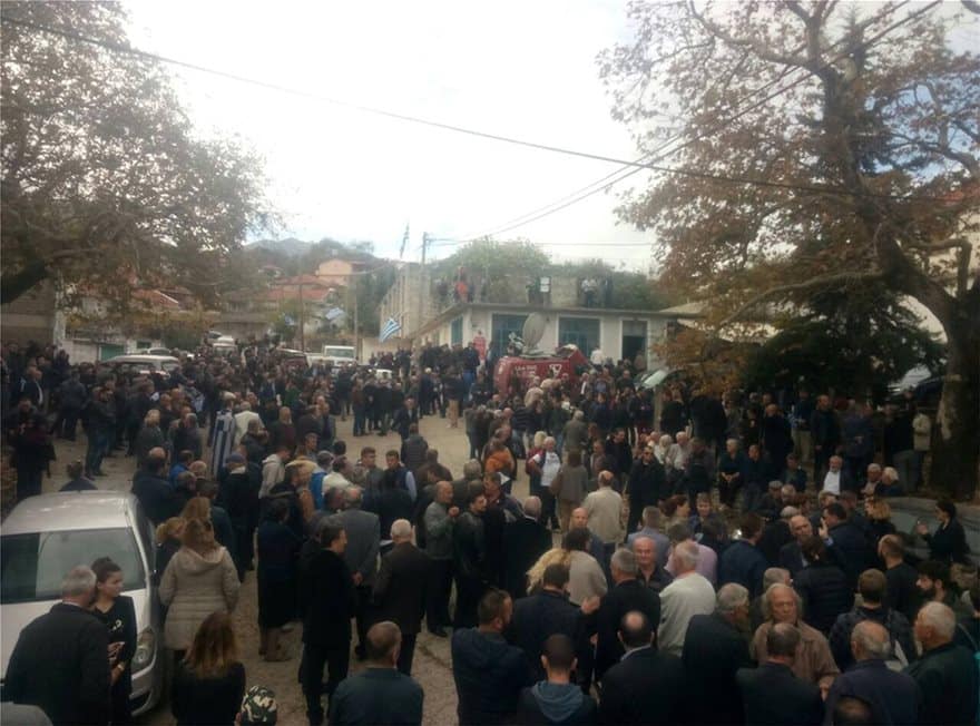 Κηδεία Κατσίφα: Πλημμύρισαν με ελληνικές σημαίες οι Βουλιαράτες 13 kosmos07