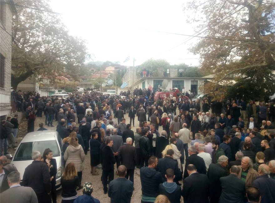 Κηδεία Κατσίφα: Πλημμύρισαν με ελληνικές σημαίες οι Βουλιαράτες 5 kosmos08