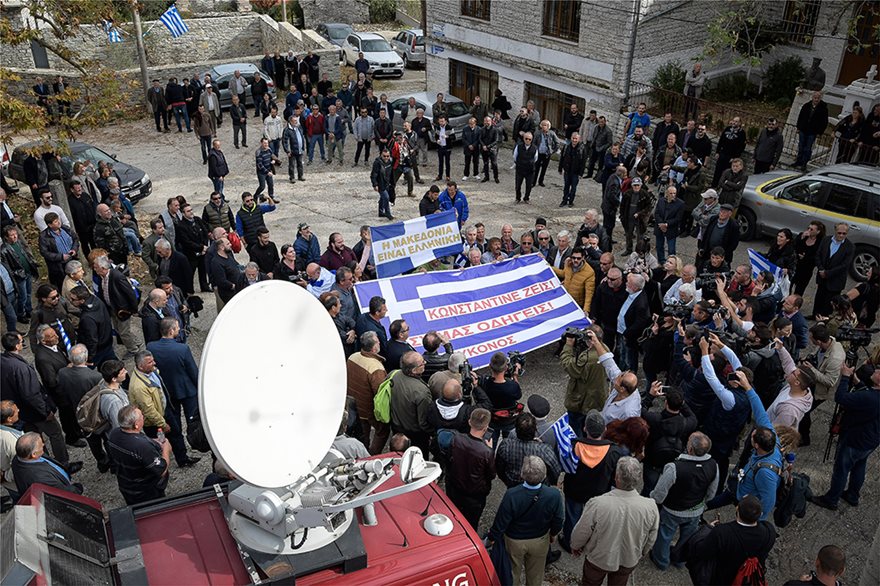 Κηδεία Κατσίφα: Πλημμύρισαν με ελληνικές σημαίες οι Βουλιαράτες 11 kosmos09