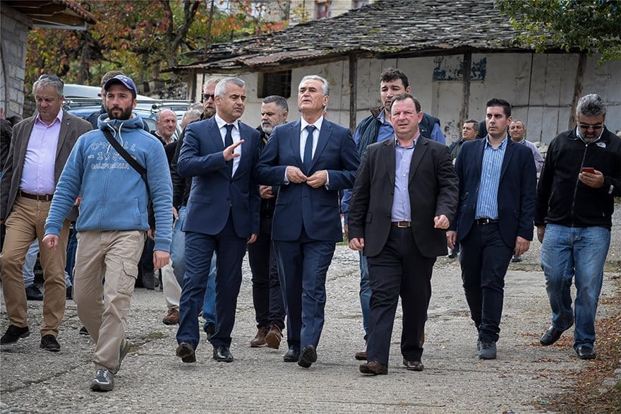 Κηδεία Κατσίφα: Πλημμύρισαν με ελληνικές σημαίες οι Βουλιαράτες 10 kosmos10