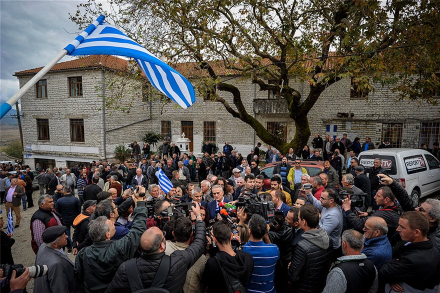 Κηδεία Κατσίφα: Πλημμύρισαν με ελληνικές σημαίες οι Βουλιαράτες 9 kosmos11