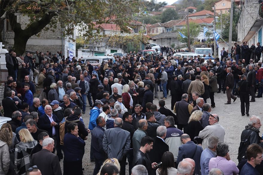 Κηδεία Κατσίφα: Πλημμύρισαν με ελληνικές σημαίες οι Βουλιαράτες 8 kosmos12