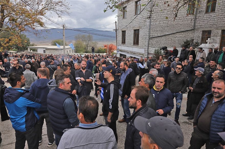 Κηδεία Κατσίφα: Πλημμύρισαν με ελληνικές σημαίες οι Βουλιαράτες 12 kosmos13