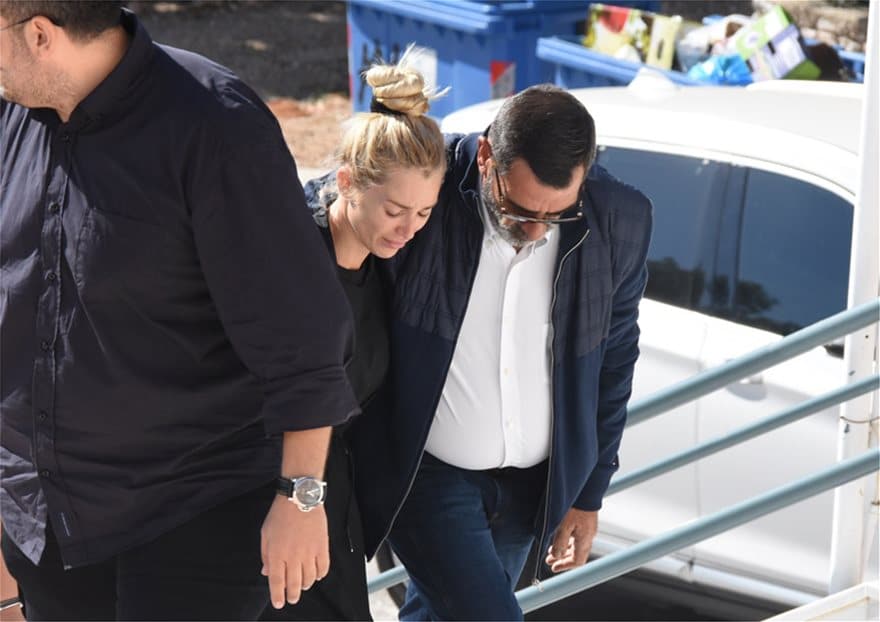 Συντετριμμένη η Βικτώρια Καρύδα στην κηδεία του συζύγου της Γιάννη Μακρή 1 murder1