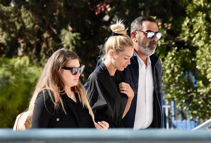 Συντετριμμένη η Βικτώρια Καρύδα στην κηδεία του συζύγου της Γιάννη Μακρή 2 murder2