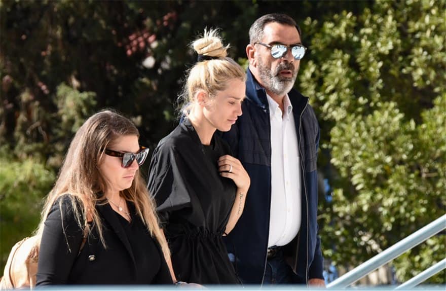 Συντετριμμένη η Βικτώρια Καρύδα στην κηδεία του συζύγου της Γιάννη Μακρή 3 murder3