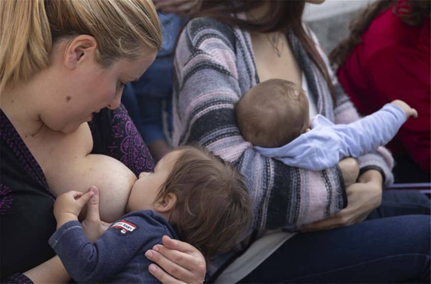 Εκατοντάδες Ελληνίδες θήλασαν χτες δημοσία στις μεγάλες πόλεις της Ελλάδας 12 thessaloniki_thilasmos_4
