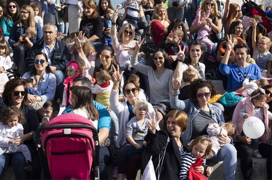 Εκατοντάδες Ελληνίδες θήλασαν χτες δημοσία στις μεγάλες πόλεις της Ελλάδας 14 thessaloniki_thilasmos_6