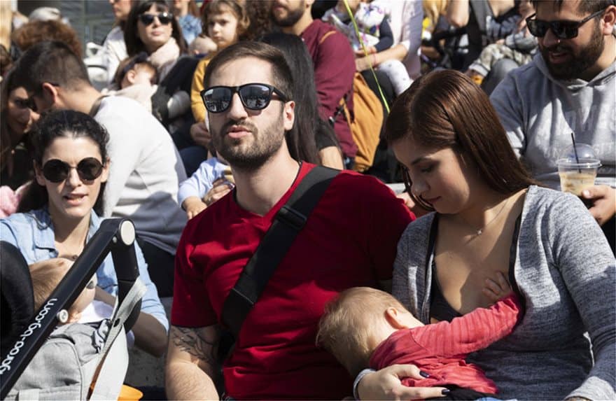 Εκατοντάδες Ελληνίδες θήλασαν χτες δημοσία στις μεγάλες πόλεις της Ελλάδας 16 thessaloniki_thilasmos_7