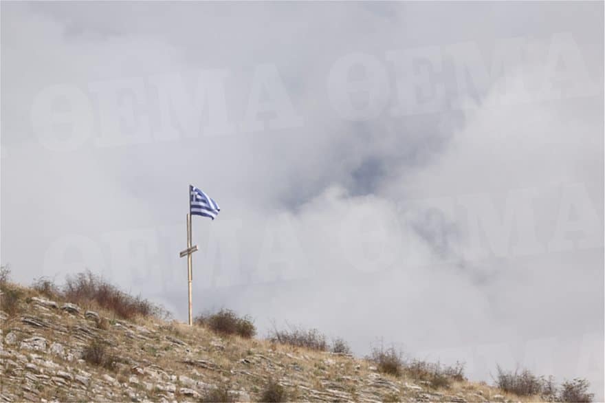 Με την ελληνική σημαία το μνήμα του Κωνσταντίνου Κατσίφα 8 vouliarates11