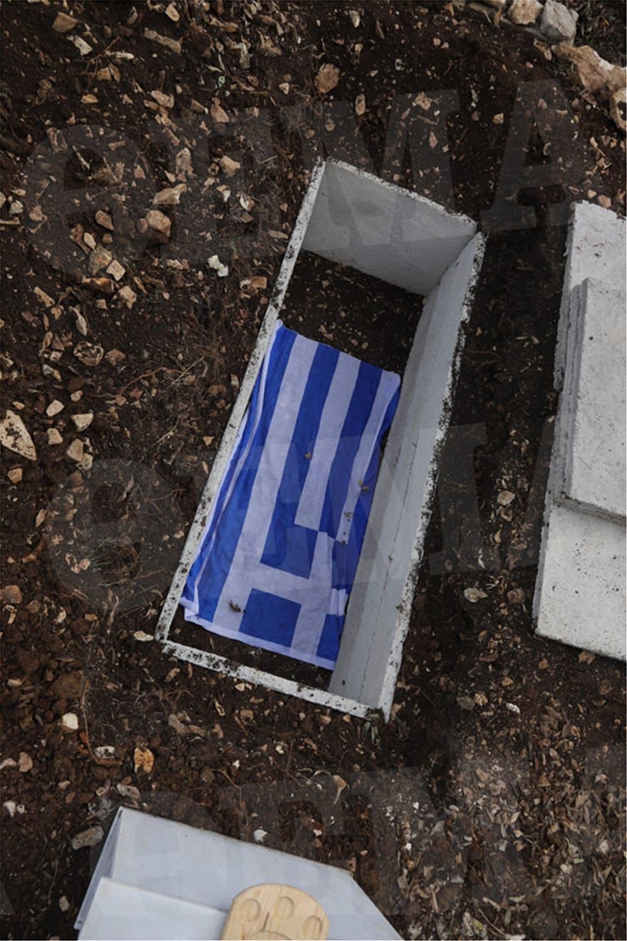 Με την ελληνική σημαία το μνήμα του Κωνσταντίνου Κατσίφα 1 vouliarates2