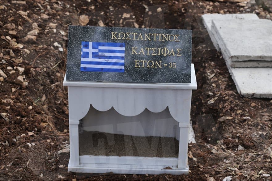 Με την ελληνική σημαία το μνήμα του Κωνσταντίνου Κατσίφα 2 vouliarates3