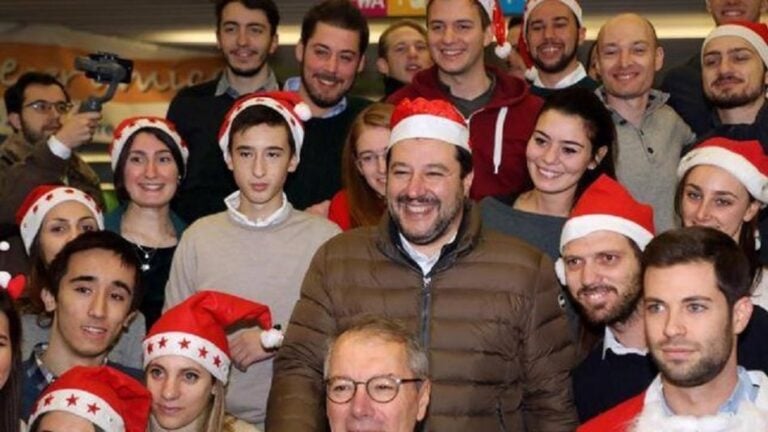 O Ματέο Σαλβίνι ανέβασε εικόνα με τον Σταυρό και ευχήθηκε «καλά Χριστούγεννα»