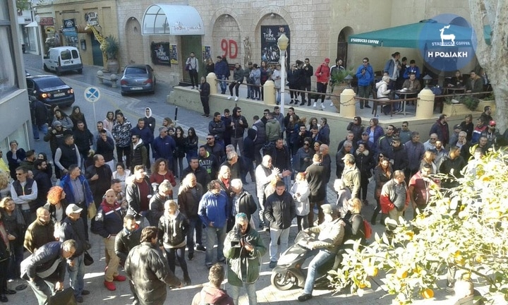 Ρόδος: Πολίτες επιχείρησαν να δείρουν τους κατηγορούμενους για την δολοφονία της Ελένης Τοπαλούδη 8 08dc5746035aa641c8df7b7d4468ed08