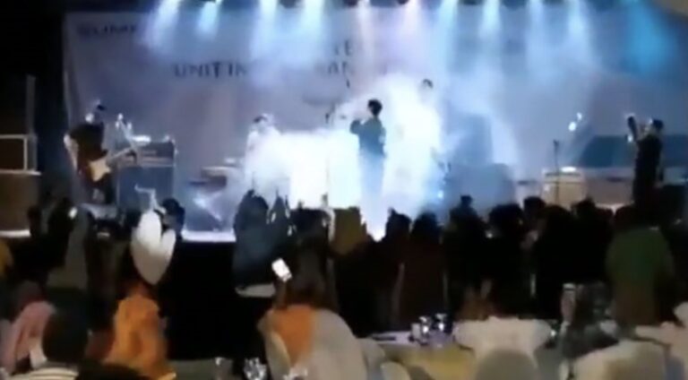 Ινδονησία: Η στιγμή που το τσουνάμι «καταπίνει» τη σκηνή σε συναυλία