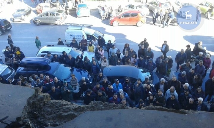 Ρόδος: Πολίτες επιχείρησαν να δείρουν τους κατηγορούμενους για την δολοφονία της Ελένης Τοπαλούδη 4 1db8e7cb581c61b04af27c4f88232792