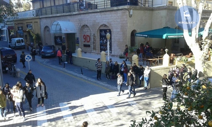 Ρόδος: Πολίτες επιχείρησαν να δείρουν τους κατηγορούμενους για την δολοφονία της Ελένης Τοπαλούδη 18 20210989b3e8b71926bbe733044cf160
