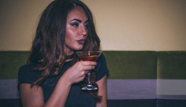 Τον βιασμό δεν τον προκαλεί ούτε το αλκοόλ, ούτε τα προκλητικά ρούχα. Τον βιασμό τον προκαλεί ο βιαστής