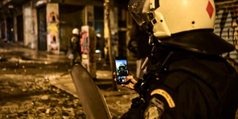 Αστυνομικός των ΜΑΤ βγάζει selfie στα καμένα Εξάρχεια μετά τα χθεσινά επεισόδια
