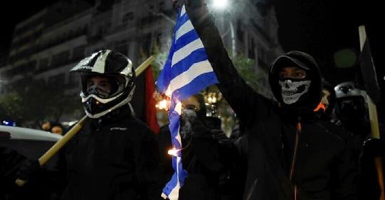 Αναρχικοί έκαψαν ελληνική σημαία στη Θεσσαλονίκη φωνάζοντας αντιφασιστικά συνθήματα
