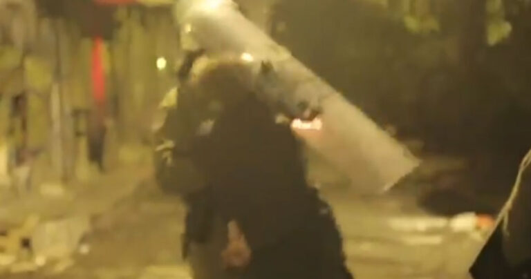 Εξάρχεια: Αστυνομικός χτυπάει βίαια συλληφθέντα στο κεφάλι με την ασπίδα του