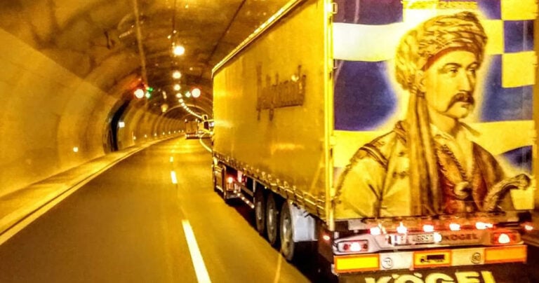 Έλληνας οδηγός νταλίκας έχει τον Νικηταρά στην πίσω όψη