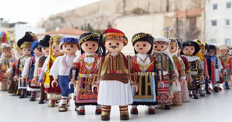Βγήκαν τα playmobil με παραδοσιακές ελληνικές φορεσιές και είναι το καλύτερο δώρο