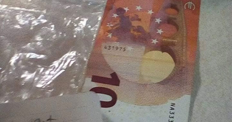 Έβρος: Μετανάστες πήραν ξύλα από κλειστό καφενείο για να ζεσταθούν και άφησαν 10 ευρώ στην πόρτα