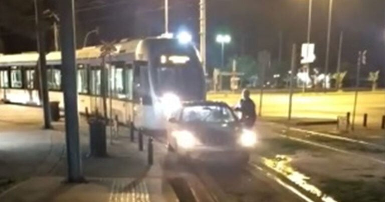 Γλυφάδα: Πάρκαρε το αυτοκίνητό του στις ράγες του τραμ για να πάει στο περίπτερο