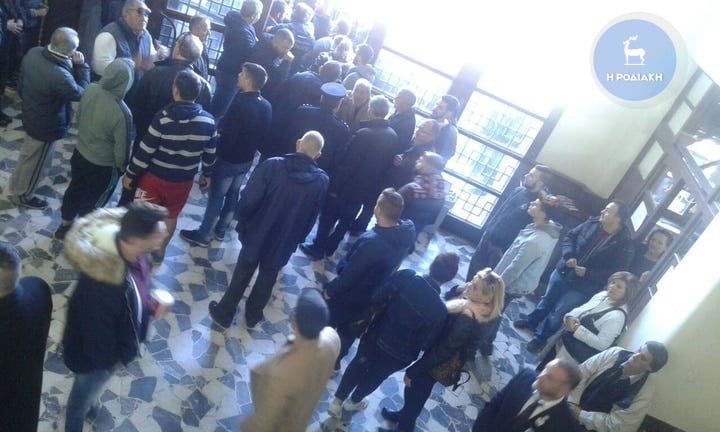Ρόδος: Πολίτες επιχείρησαν να δείρουν τους κατηγορούμενους για την δολοφονία της Ελένης Τοπαλούδη 2 432c7250c80fca6e6f57e919f19fec52