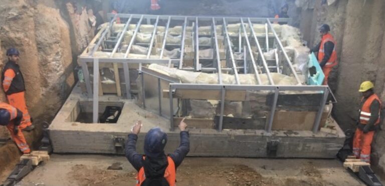 Μετρό Θεσσαλονίκης: Σήκωσαν ρωμαϊκό λουτρό 50 τόνων του 400 μ.Χ.