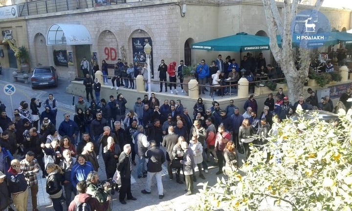 Ρόδος: Πολίτες επιχείρησαν να δείρουν τους κατηγορούμενους για την δολοφονία της Ελένης Τοπαλούδη 17 51577a0fbc52f2682f13c26f2e80c7de