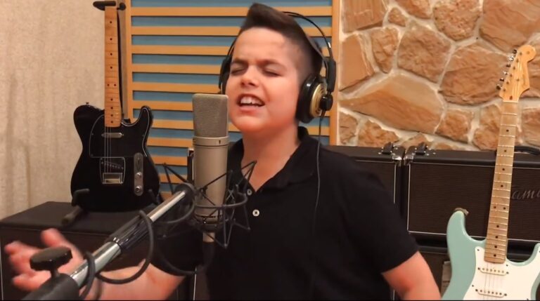 Πιτσιρικάς ερμηνεύει το κομμάτι «Στη καρδιά» του Θέμη Αδαμαντίδη με όλη του την ψυχή