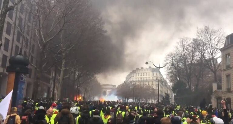 Mαζική χρήση τεθωρακισμένων κατά του γαλλικού λαού – Υπό πολιορκία και το Ευρωπαϊκό Κοινοβούλιο