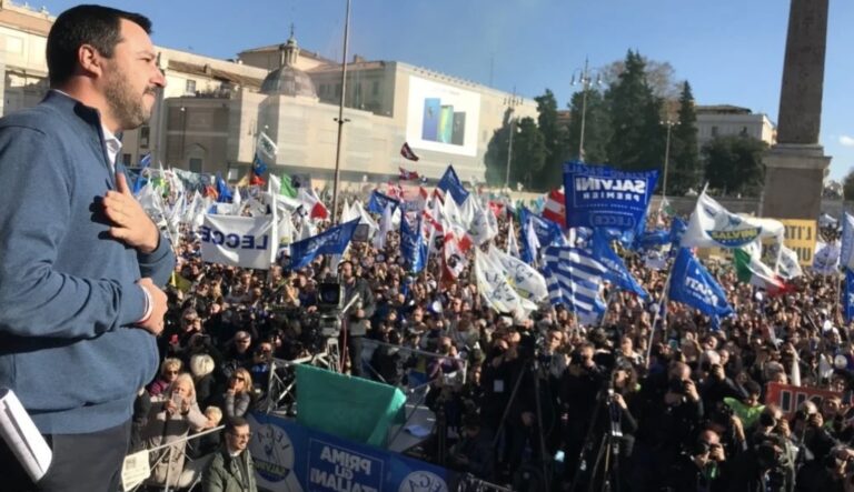 Υψώθηκε η Ελληνική σημαία στην ομιλία Σαλβίνι: «Στόχος να συντρίψουμε την παγκοσμιοποίηση»