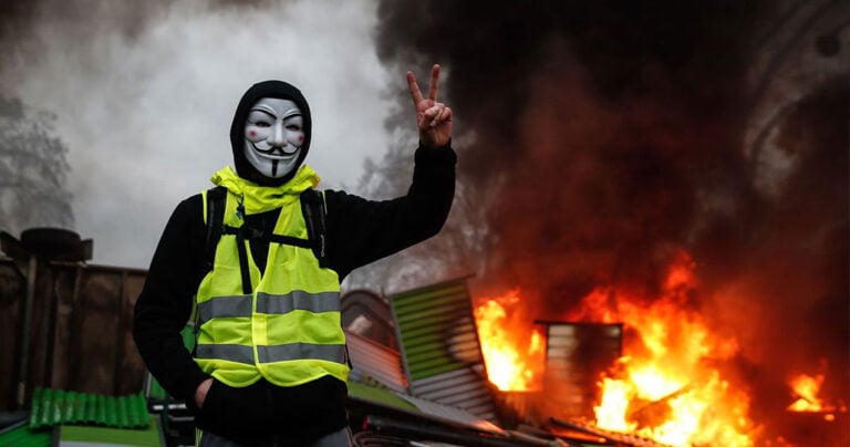 Γαλλία: Tι είναι τα «κίτρινα γιλέκα» και γιατί εξεγείρονται