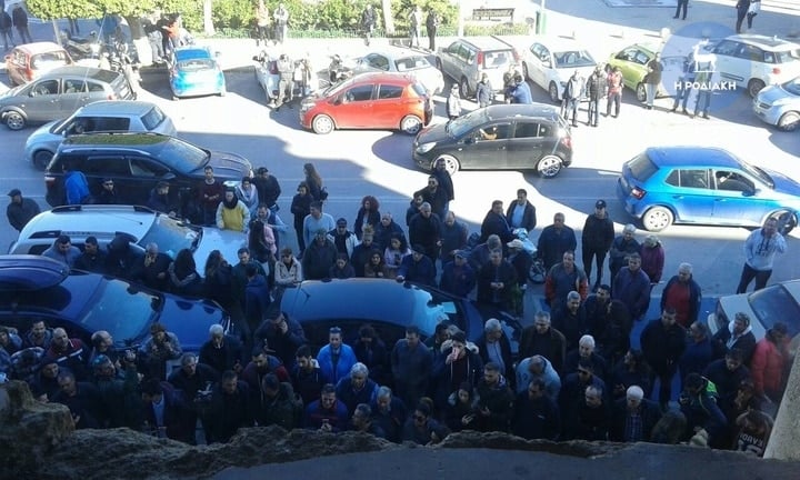 Ρόδος: Πολίτες επιχείρησαν να δείρουν τους κατηγορούμενους για την δολοφονία της Ελένης Τοπαλούδη 13 708acce34907cc6b7f4a6c8921012cae