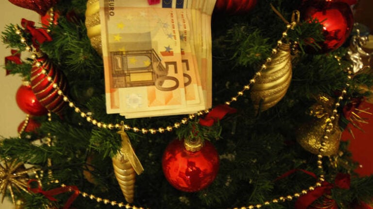 Ελλάδα 2018: Εργοδότες καταβάλλουν το δώρο Χριστουγέννων και μετά το ζητούν πίσω