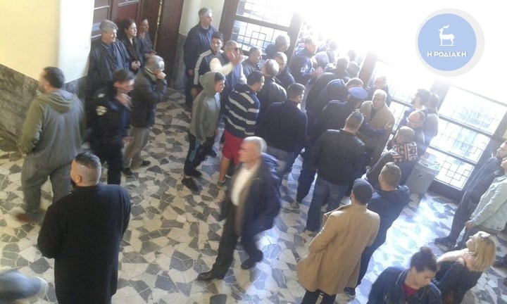 Ρόδος: Πολίτες επιχείρησαν να δείρουν τους κατηγορούμενους για την δολοφονία της Ελένης Τοπαλούδη 1 7929672469717122993ac9b46e39cb6d