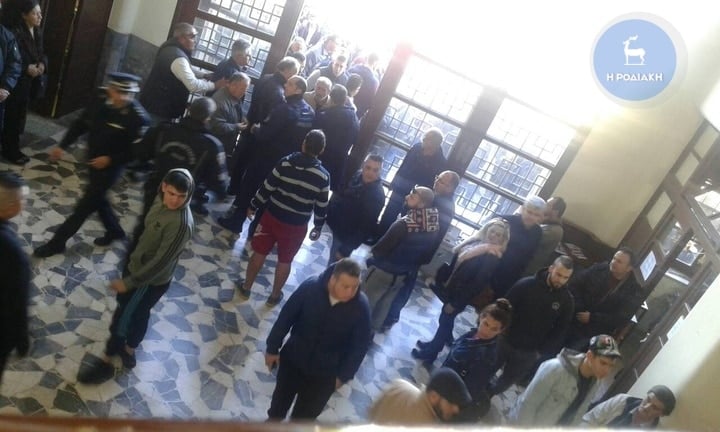 Ρόδος: Πολίτες επιχείρησαν να δείρουν τους κατηγορούμενους για την δολοφονία της Ελένης Τοπαλούδη 14 8249b8a941ec35b69995cf012b9f9f1d