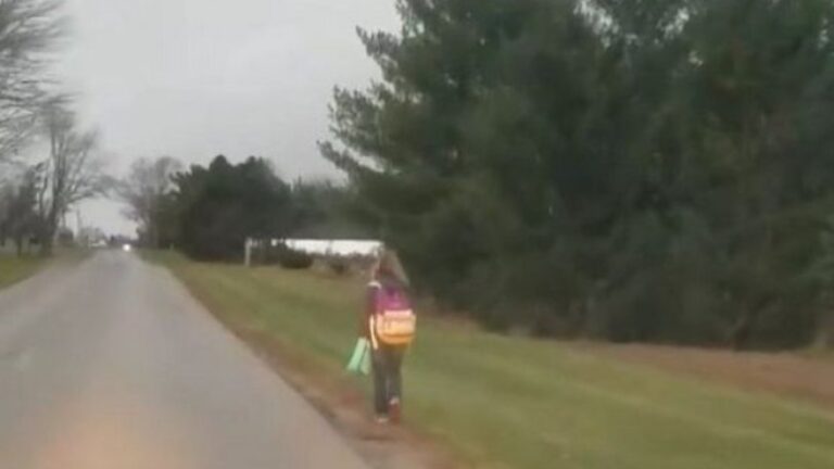 Έβαλε την κόρη του να περπατήσει 8 χλμ προς το σχολείο όταν έμαθε πως εκφοβίζει συμμαθητή της