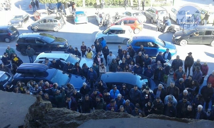 Ρόδος: Πολίτες επιχείρησαν να δείρουν τους κατηγορούμενους για την δολοφονία της Ελένης Τοπαλούδη 11 88ebaf23112379e33287b5deacb50c45