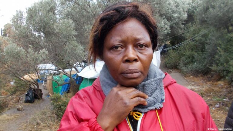 Μια μικρή Αφρική στην Ελλάδα – Χιλιάδες μετανάστες από την Αφρική παραμένουν εγκλωβισμένοι στη Σάμο