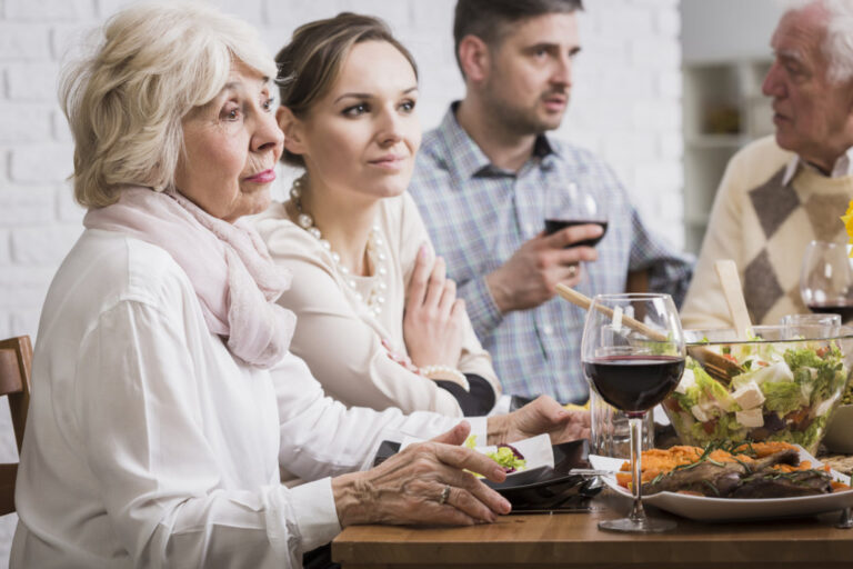 «Εσύ πότε θα παντρευτείς;» Γύρισε πλάτη στις αγενείς ερωτήσεις των συγγενών