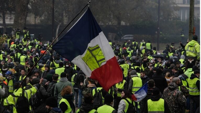 Στη Γαλλία γίνεται χαμός και τα ΜΜΕ τηρούν σιγή ιχθύος