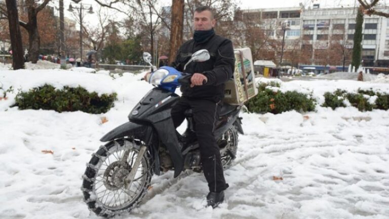 Υποχρεωμένοι όλοι οι εργοδότες να παρέχουν μηχανάκι στους ντελιβεράδες με απόφαση του υπ. Εργασίας