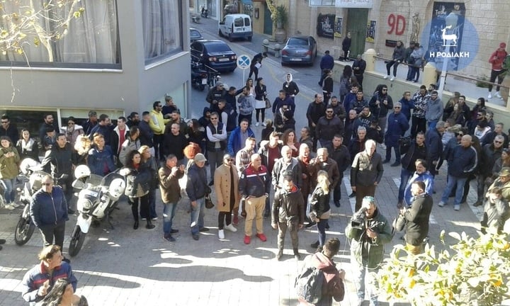 Ρόδος: Πολίτες επιχείρησαν να δείρουν τους κατηγορούμενους για την δολοφονία της Ελένης Τοπαλούδη 15 bc2df839201c0965e9e5391821a8333c