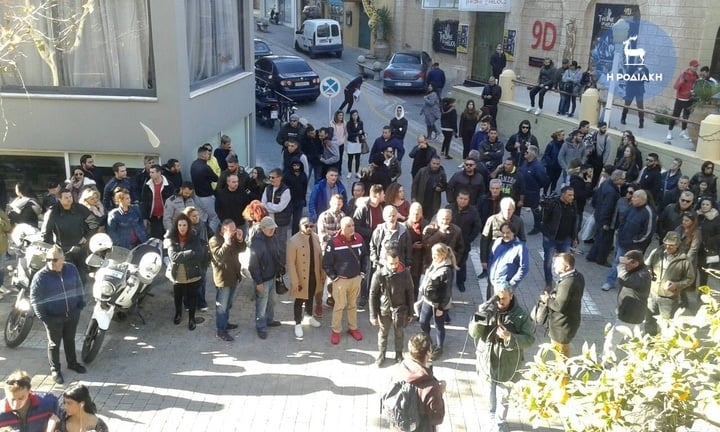 Ρόδος: Πολίτες επιχείρησαν να δείρουν τους κατηγορούμενους για την δολοφονία της Ελένης Τοπαλούδη 9 cf78298bb3c1cf13060adc2bf274e703