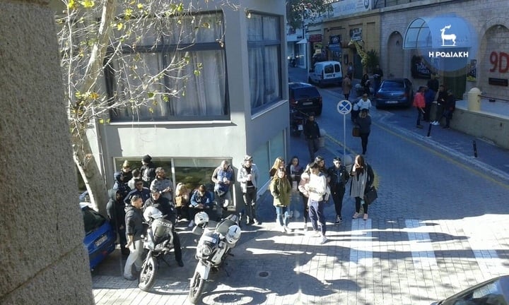 Ρόδος: Πολίτες επιχείρησαν να δείρουν τους κατηγορούμενους για την δολοφονία της Ελένης Τοπαλούδη 10 d1919ab2efb62a291c17ef377fe430d1